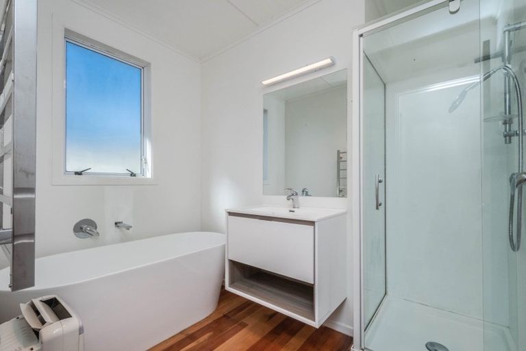 Photo of property in 27 Brooker Grove, Newlands, Wellington, 6037