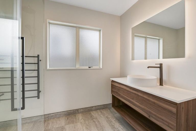 Photo of property in 2/2 Rook Place, Unsworth Heights, Auckland, 0632