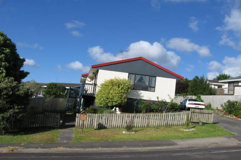 Photo of property in 1/2 Grenadine Place, Unsworth Heights, Auckland, 0632