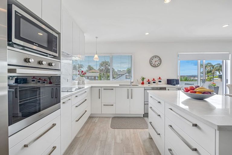 Photo of property in 2 Harbour Lights Close, West Harbour, Auckland, 0618