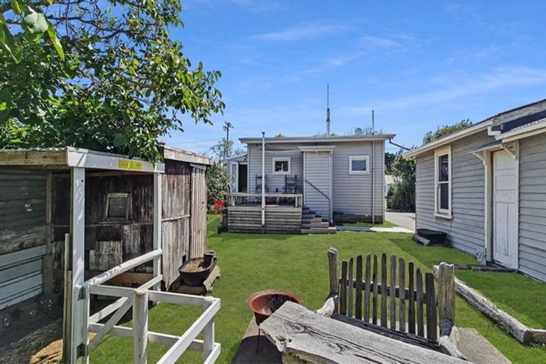 Photo of property in 1933 Parewanui Road, Parewanui, Bulls, 4894
