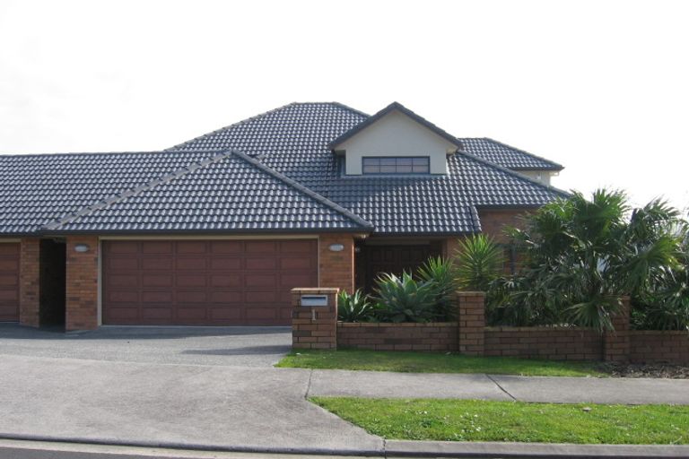 Photo of property in 1 Gilnockie Close, East Tamaki Heights, Auckland, 2016