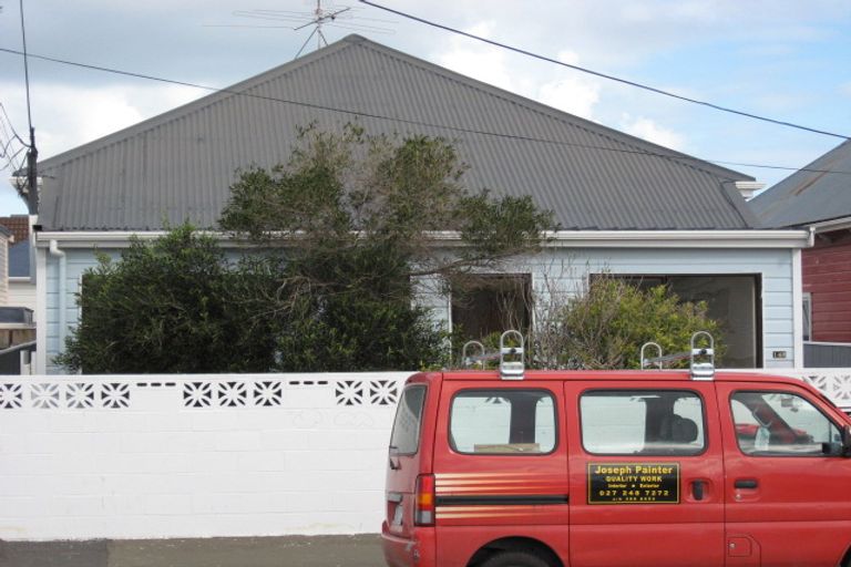 Photo of property in 2/142 Rongotai Road, Kilbirnie, Wellington, 6022