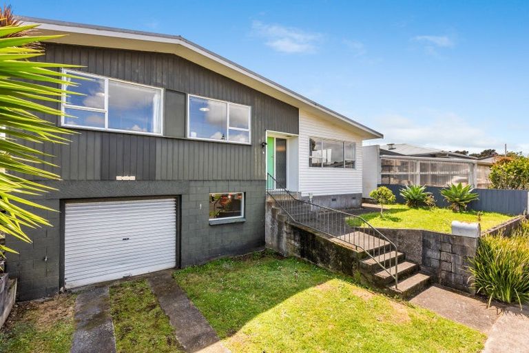 Photo of property in 27 Rospeath Crescent, Spotswood, New Plymouth, 4310