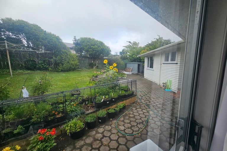 Photo of property in 1 Kinapori Terrace, Newlands, Wellington, 6037