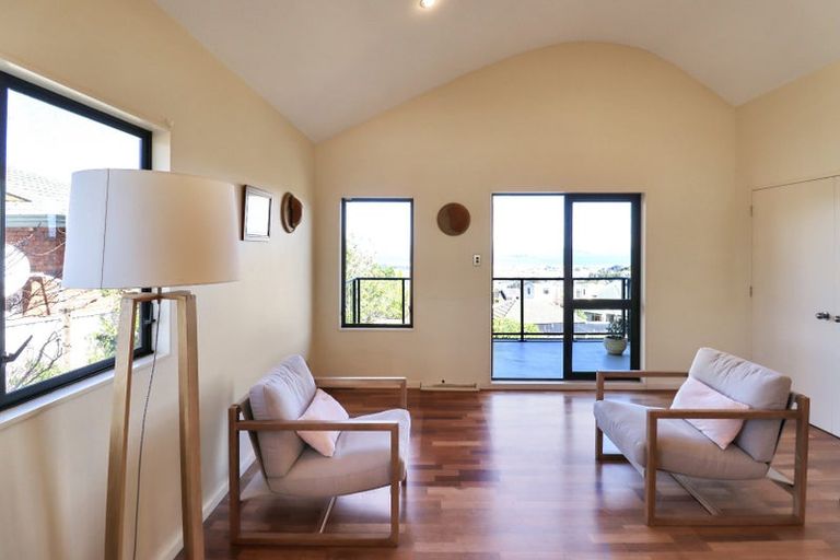 Photo of property in 122 Viewmont Drive, Harbour View, Lower Hutt, 5010