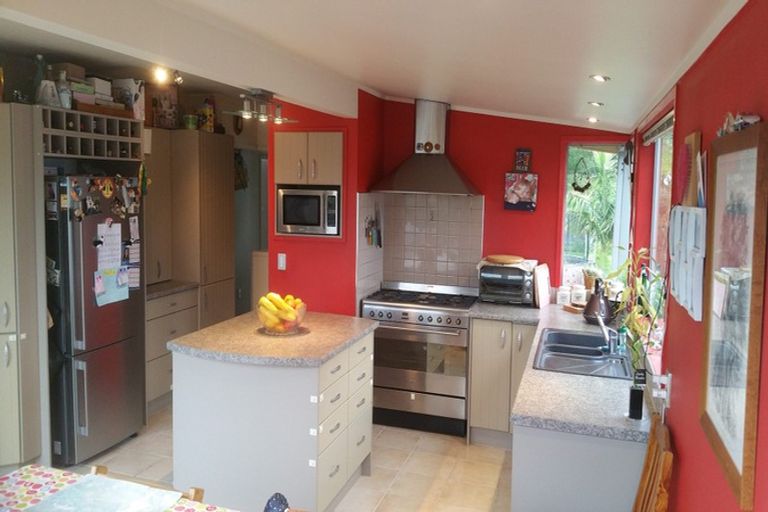 Photo of property in 28 Weranui Road, Waiwera, Orewa, 0994