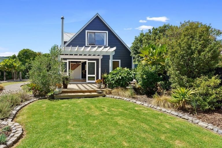 Photo of property in 16 Ngapaki Street, Waikanae Beach, Waikanae, 5036