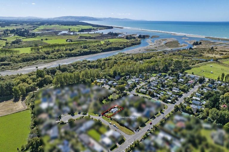 Photo of property in 16 Ensors Place, Waikuku Beach, 7402