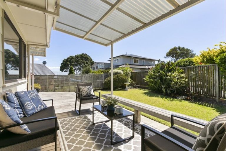 Photo of property in 2/56 Ridgemount Rise, Mangere Bridge, Auckland, 2022