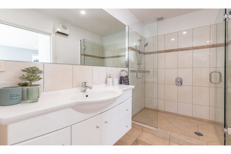 Photo of property in 19 Lombard Place, Avonhead, Christchurch, 8042