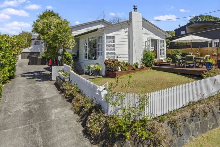 Photo of property in 1/1 Gray Crescent, Torbay, Auckland, 0630