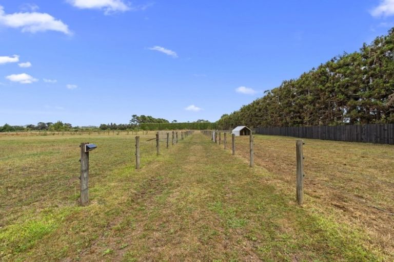 Photo of property in 102 Boord Crescent, Kumeu, 0891