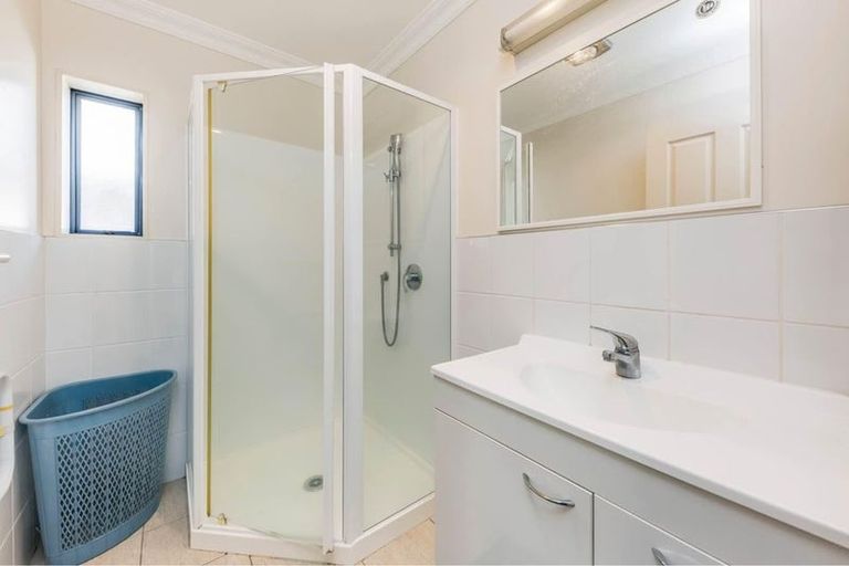 Photo of property in 16 Ewhurst Place, Goodwood Heights, Auckland, 2105