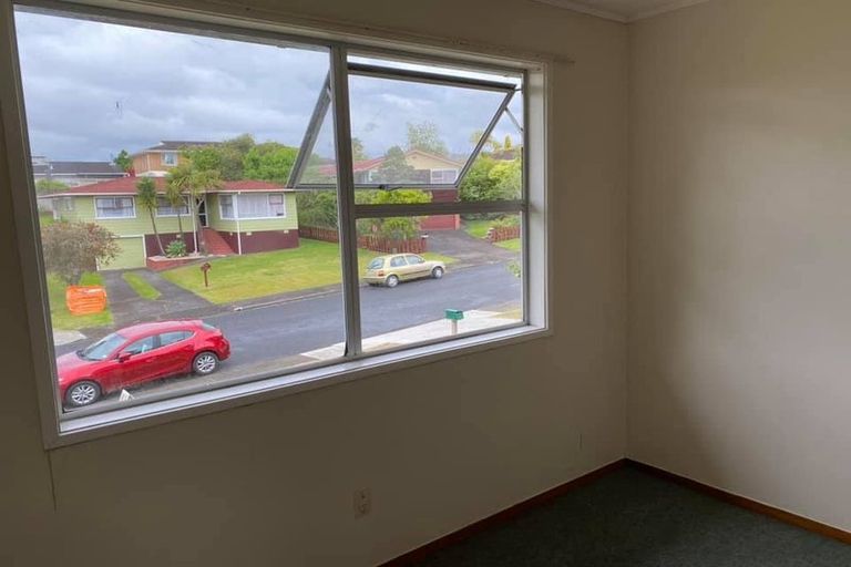 Photo of property in 25 Temuri Place, Glendene, Auckland, 0602