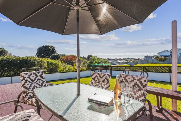 Photo of property in 77 Aorangi Road, Paraparaumu, 5032