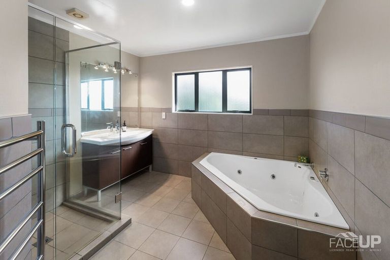Photo of property in 18 Rosetti Rise, West Harbour, Auckland, 0618