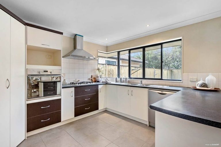 Photo of property in 16 Breon Place, Flat Bush, Auckland, 2016