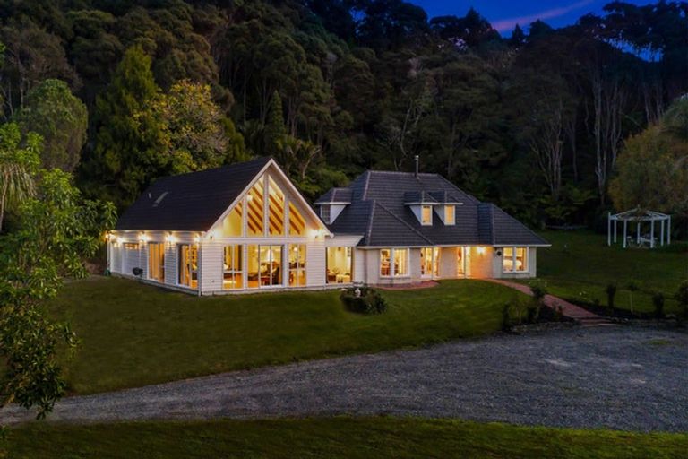 Photo of property in 105 Grassmere Road, Henderson Valley, Auckland, 0612