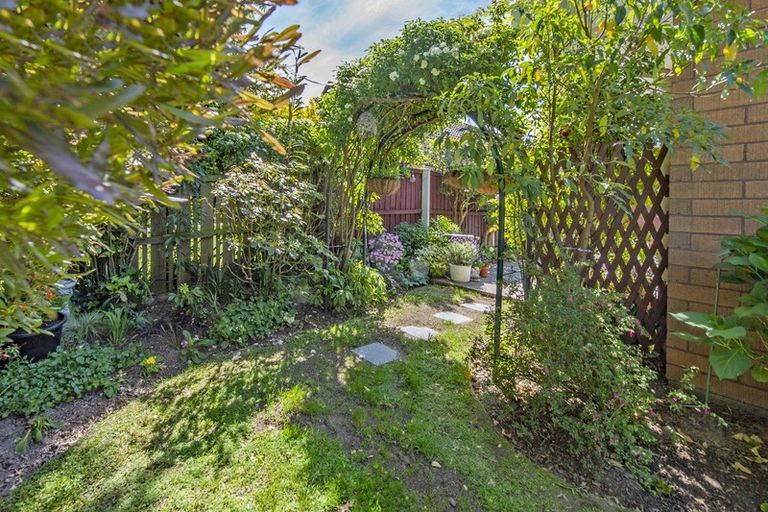 Photo of property in 1a Calbreath Place, Russley, Christchurch, 8042