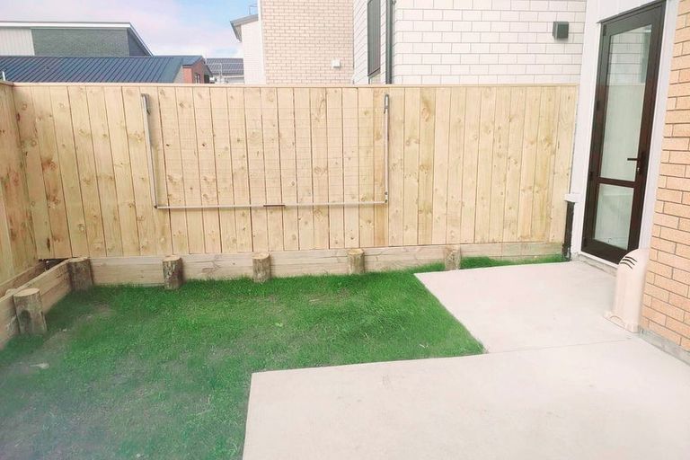 Photo of property in 14 Papai Lane, Massey, Auckland, 0614