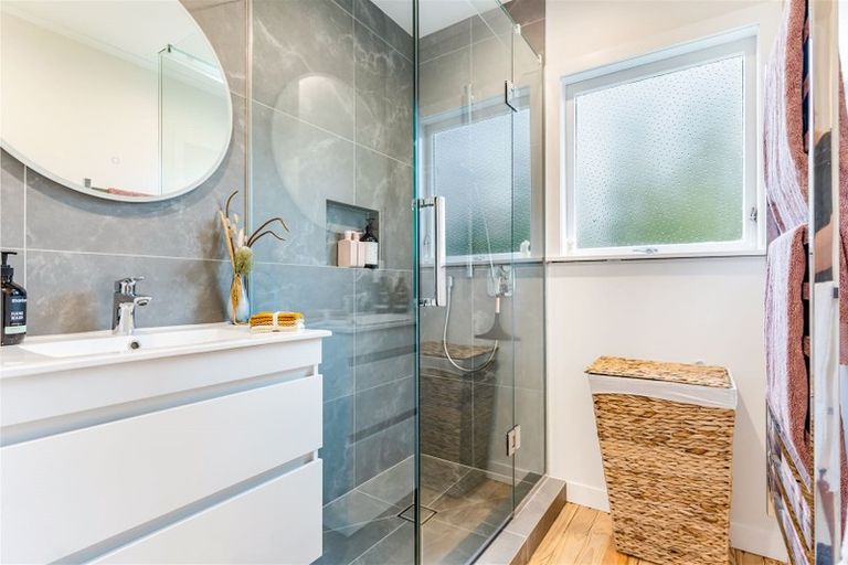 Photo of property in 15 Camelot Place, Glenfield, Auckland, 0629