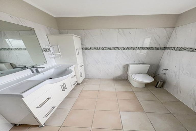 Photo of property in 4/520 Don Buck Road, Westgate, Auckland, 0614