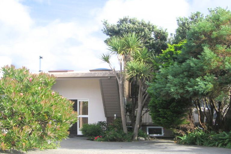 Photo of property in 3 Countess Close, Maupuia, Wellington, 6022