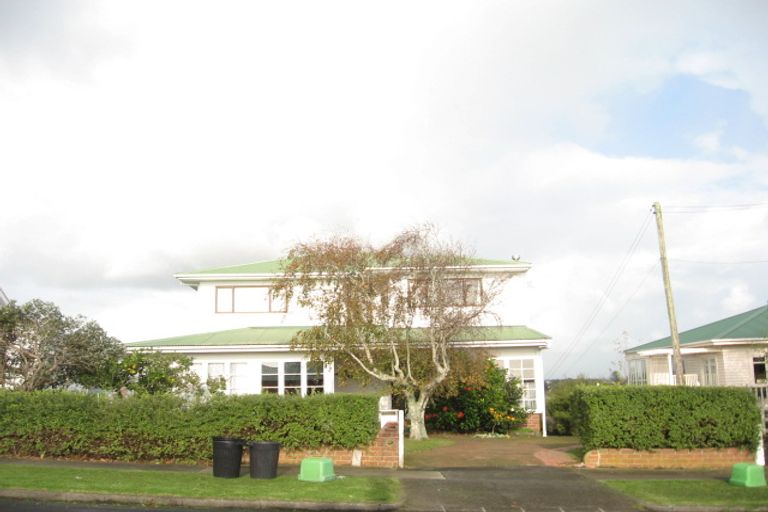 Photo of property in 43 Mellons Bay Road, Mellons Bay, Auckland, 2014