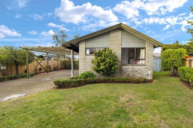 Photo of property in 21 Clivedon Place, Redwood, Christchurch, 8051