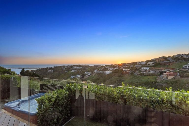 Photo of property in 17 Drayton Drive, Mount Pleasant, Christchurch, 8081