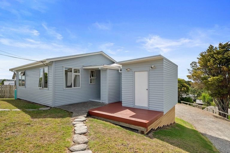Photo of property in 15 Moffat Road, Red Beach, 0932
