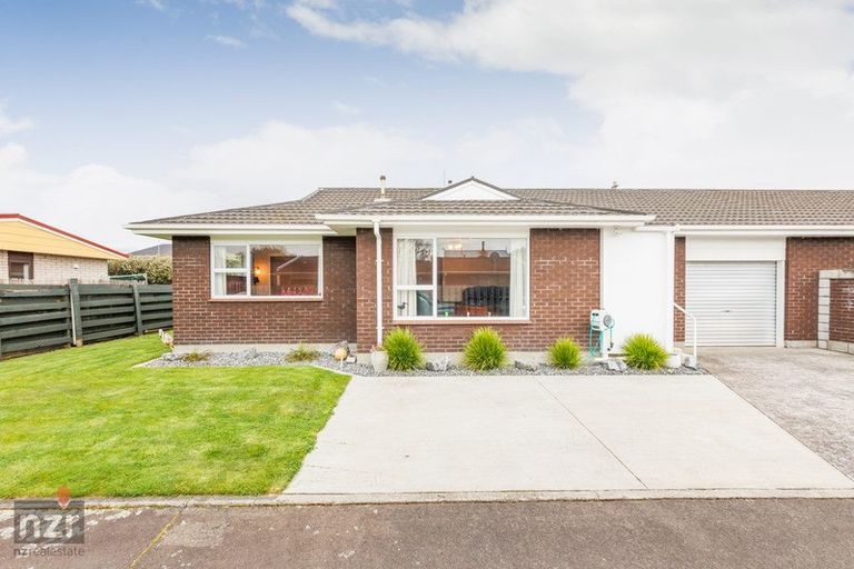 Photo of property in 4 Chertsey Court, Roslyn, Palmerston North, 4414