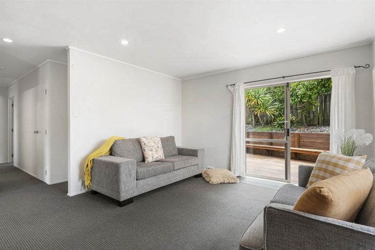 Photo of property in 2/18 Strabo Place, Windsor Park, Auckland, 0632