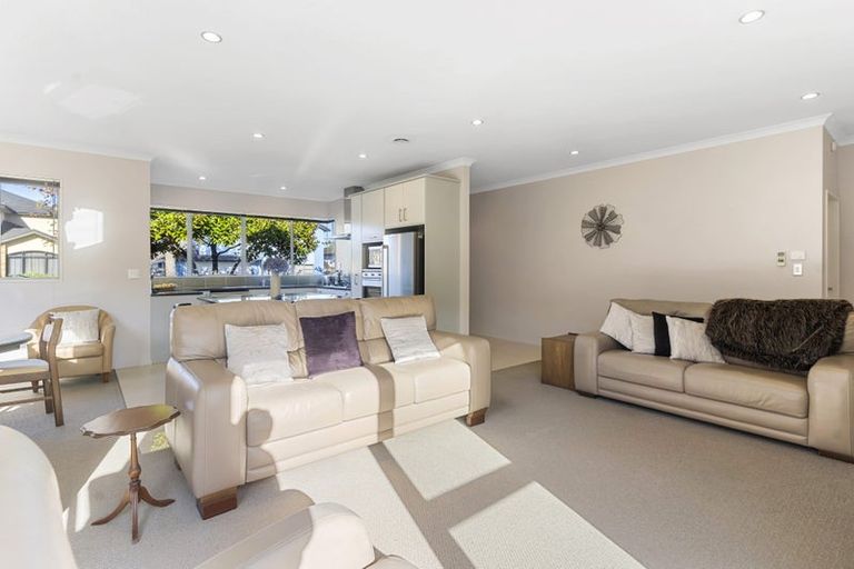 Photo of property in 76 Baverstock Road, Flat Bush, Auckland, 2016