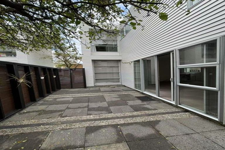 Photo of property in 12 Tiketike Way, Brooklyn, Wellington, 6021