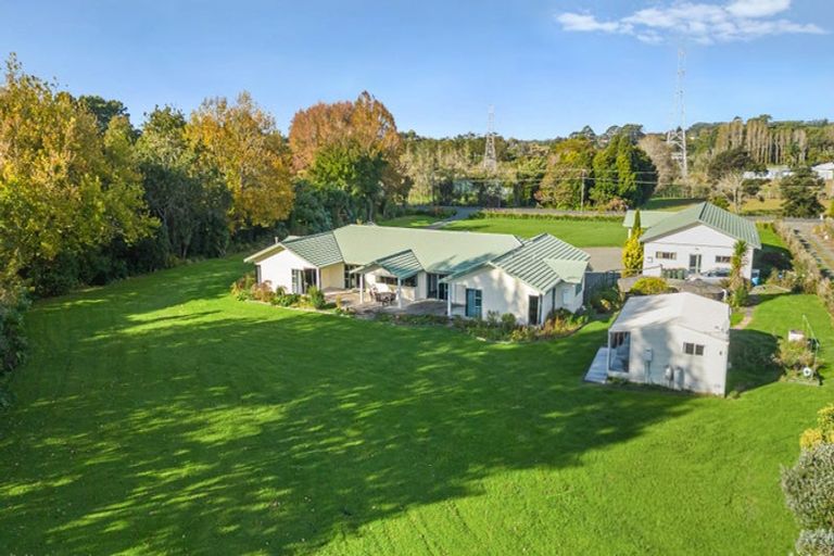 Photo of property in 88 Boord Crescent, Kumeu, 0891