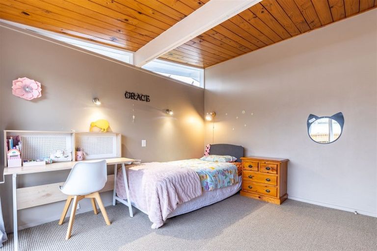 Photo of property in 8 Woodstock Place, Hokowhitu, Palmerston North, 4410