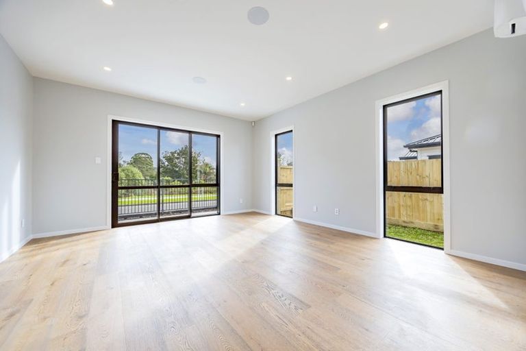 Photo of property in 13 Mcindoe Road, Kumeu, 0810