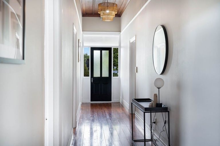 Photo of property in 100 Jellicoe Street, Martinborough, 5711