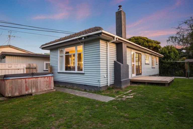 Photo of property in 44 Grays Road, Plimmerton, Porirua, 5026