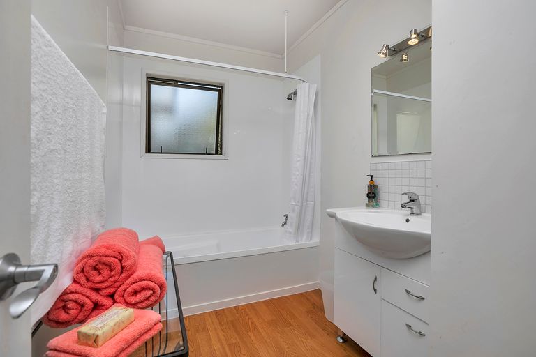 Photo of property in 1069 Scenic Drive North, Swanson, Auckland, 0816