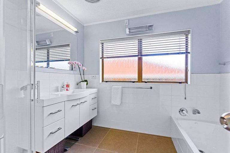 Photo of property in 18 Kennedy Avenue, Forrest Hill, Auckland, 0620