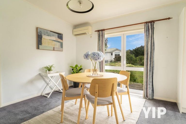 Photo of property in 10 Miles Crescent, Newlands, Wellington, 6037