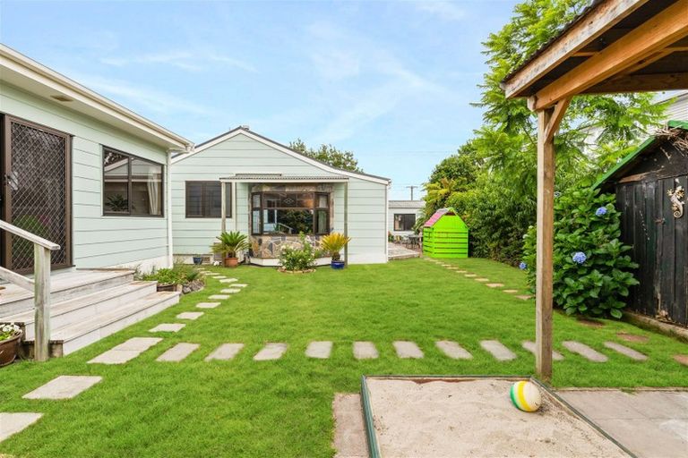 Photo of property in 102 Beach Road, Te Atatu Peninsula, Auckland, 0610