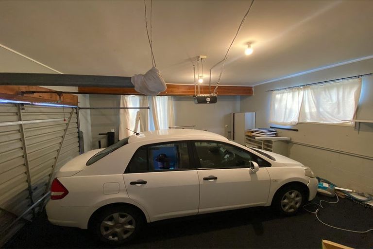 Photo of property in 1/10 Newburn Road, Waiake, Auckland, 0630