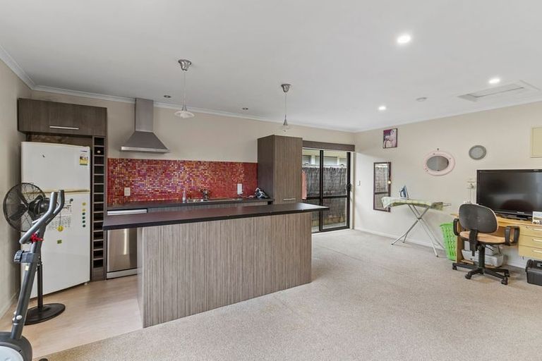 Photo of property in 62 Thornbury Crescent, East Tamaki Heights, Auckland, 2016