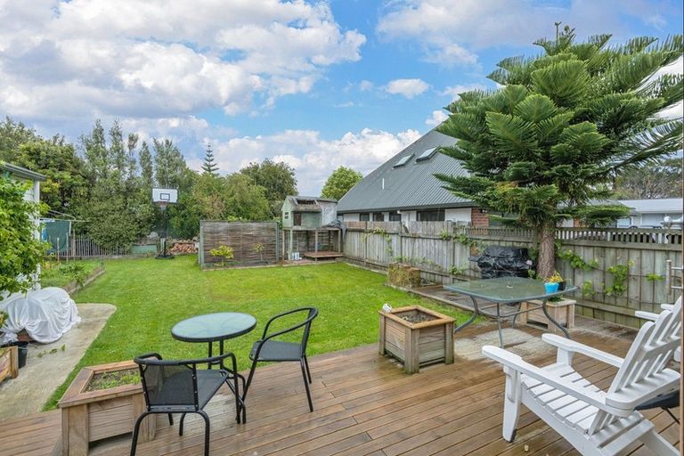 Photo of property in 42 Kingswood Street, Takaro, Palmerston North, 4412