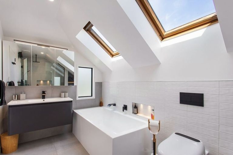 Photo of property in 21 Bryndwr Road, Fendalton, Christchurch, 8052