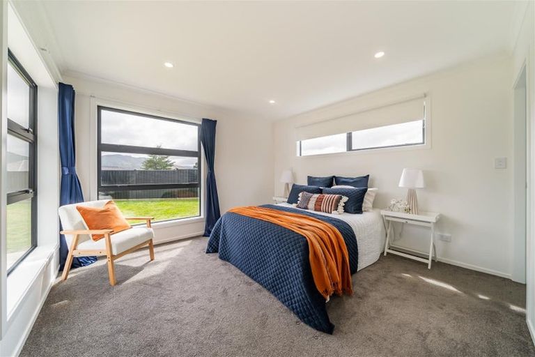 Photo of property in 8 Whitten Way, Wallaceville, Upper Hutt, 5018